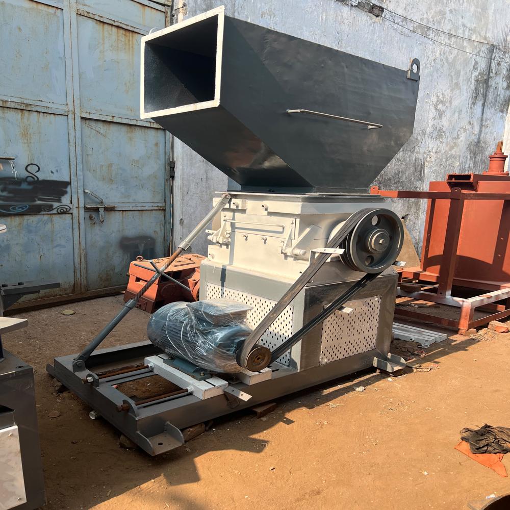 Automatic Hdpe Bottle Grinding Machine - Capacity: 20 Kg/hr Kg/hr