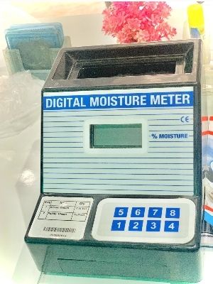 Handy digital grain moisture meter