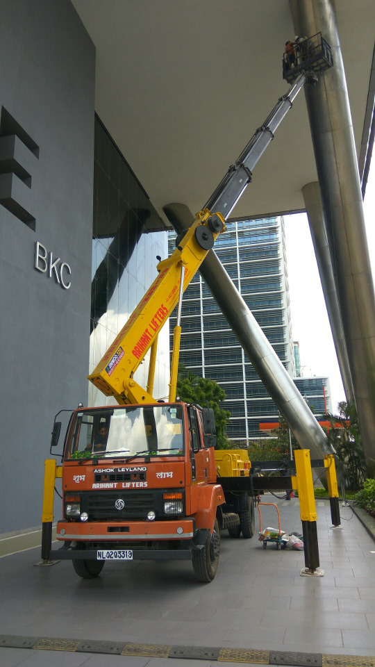 200 Feet Truck Mounted Boom Lift Rental Services