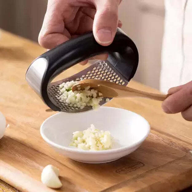 MULTIPURPOSE GARLIC PRESSER SQUEEZE PRESS CRUSHER STAINLESS STEEL KITCHEN TOOLS