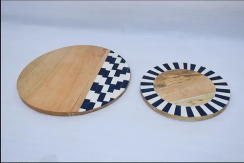 Vintage-style wooden platter with motif