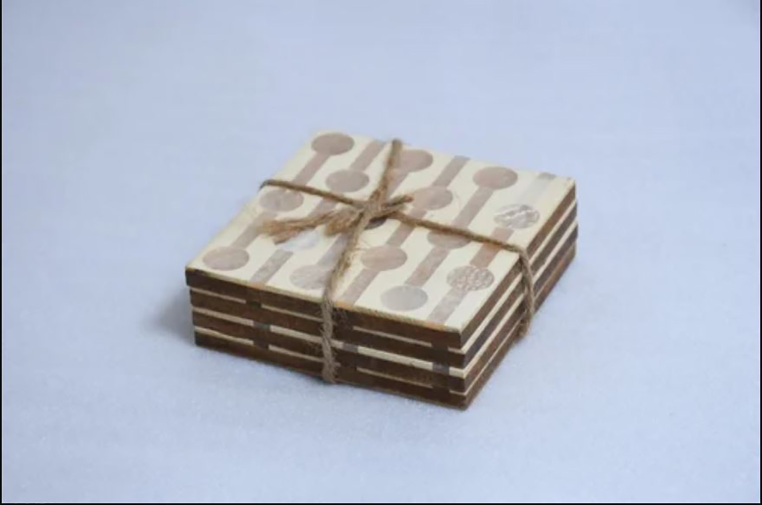 WOODEN COASTER (PINK AND WHITE PRINT)