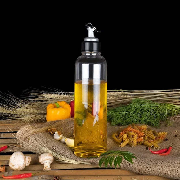 LTR OIL DISPENSER WITH LID   CLEAR  DRIP FREE SPOUT CONTROLLED USE