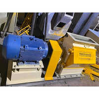 Grinder Machine - 250 Kg/hr To 1 Tph Capacity, High Efficiency, White Finish