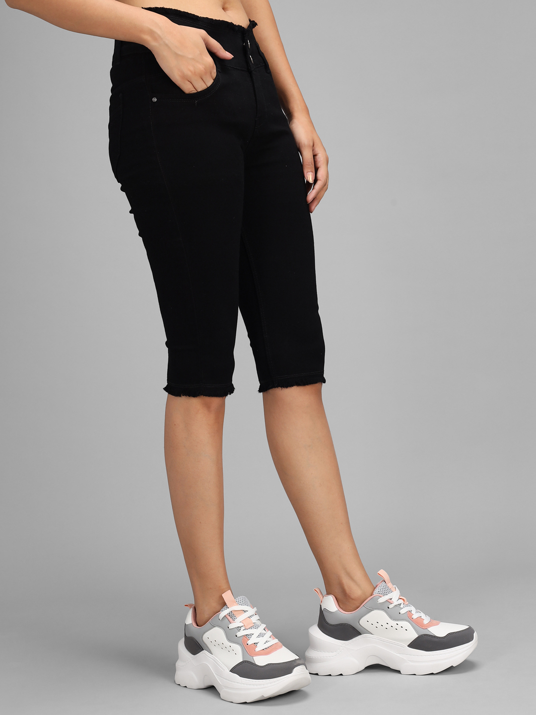 M MODDY 182Black Fray Hem Stretchable Skinny Fit Black Denim Capri for Women