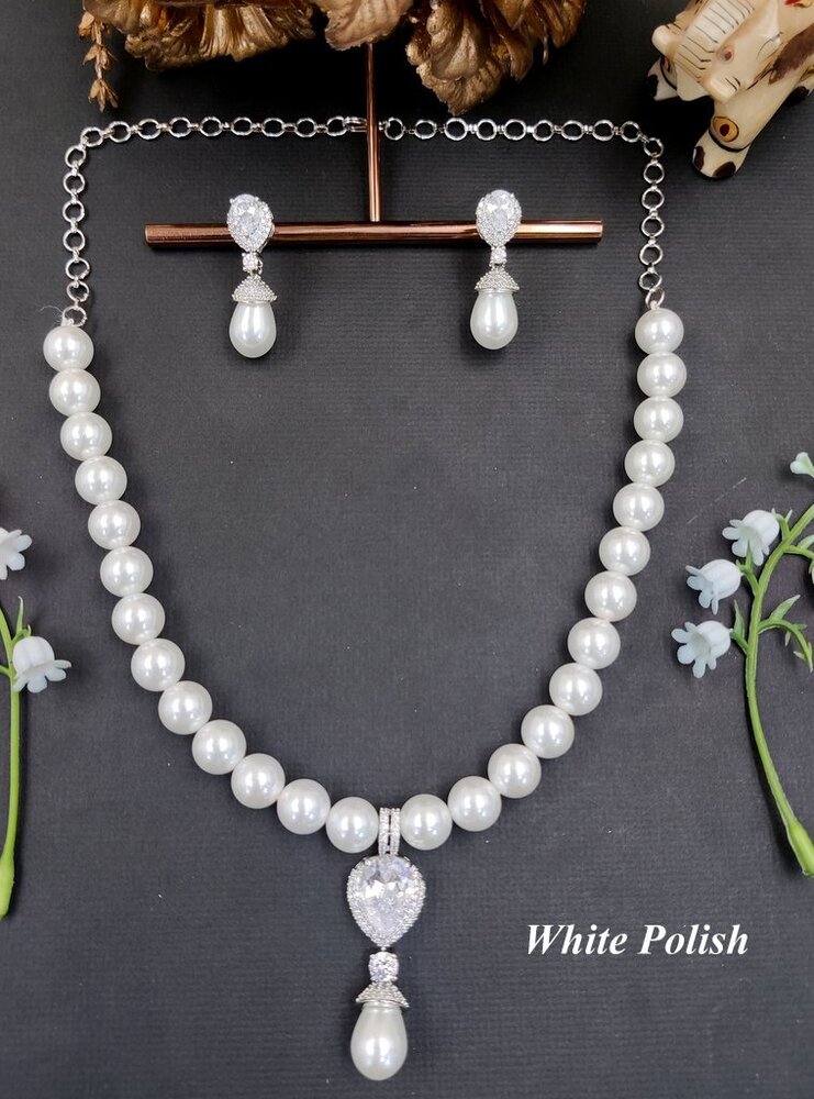AD Glamorous Pearl Necklace