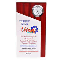 व्हाइट बेस के साथ वुडन ट्रॉफी