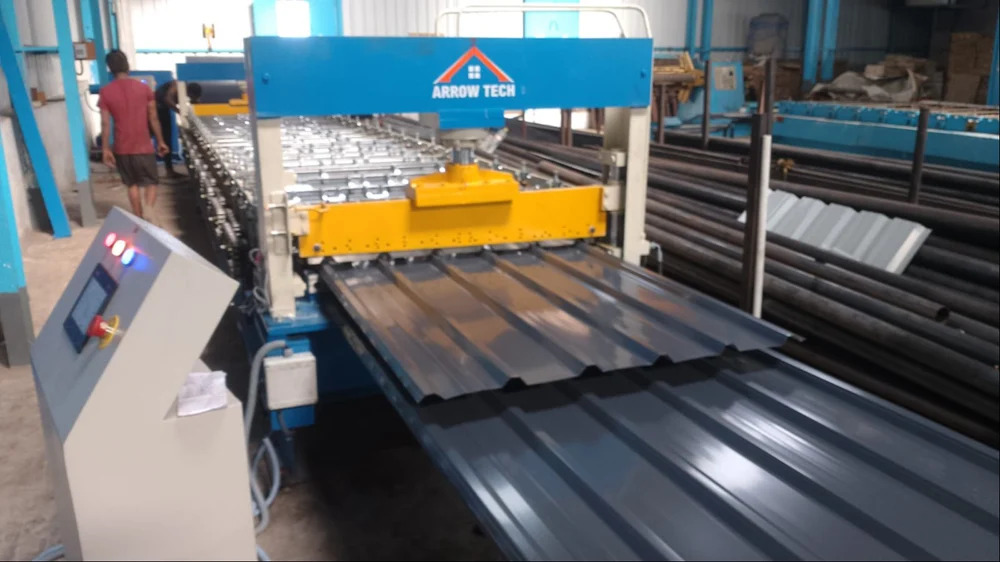 Roof roll forming machine
