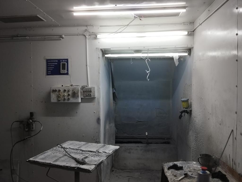 Liquid spray booth