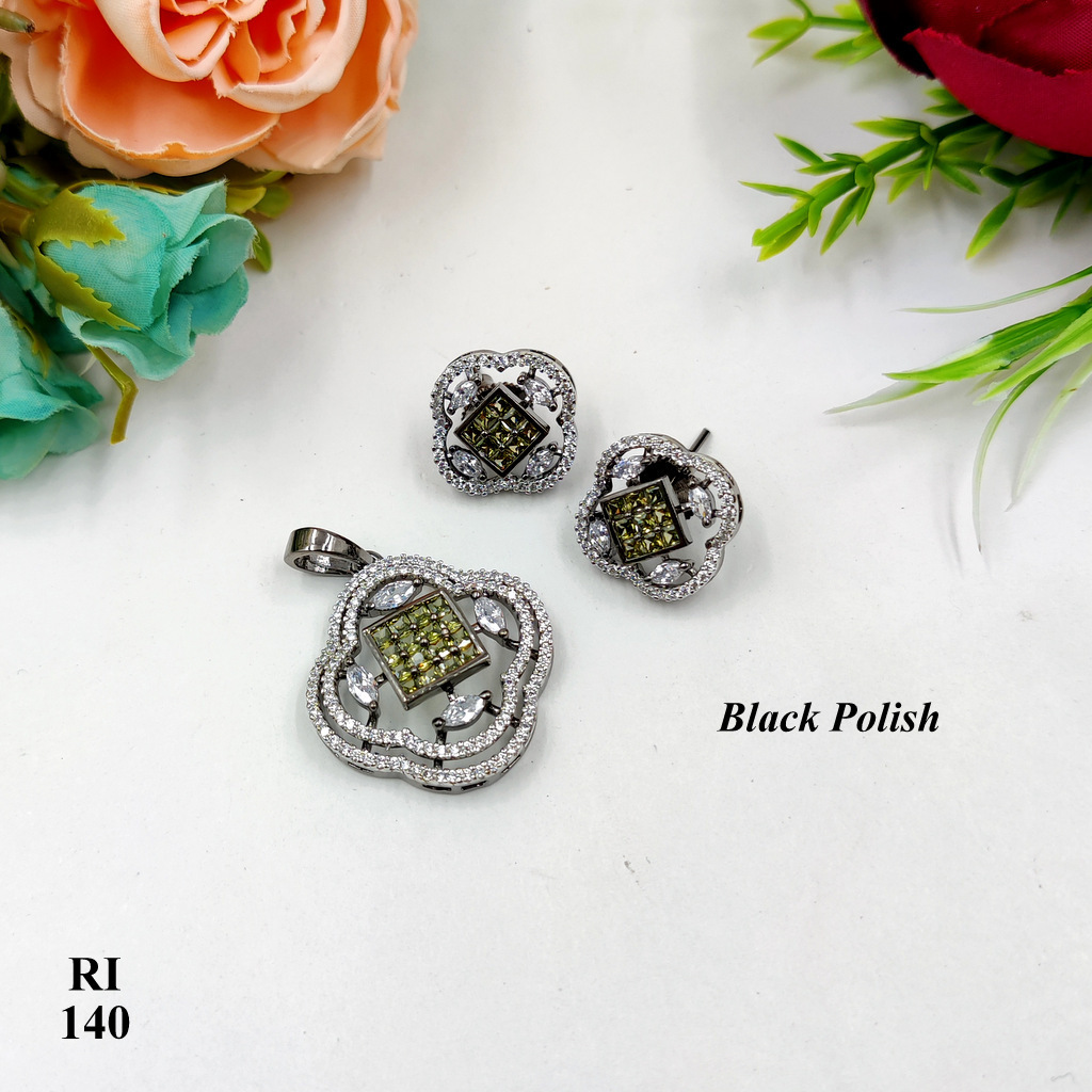 New Stylish Designer Locket Set