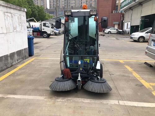 Self Propelled Diesel Operated Road Cleaning Machine