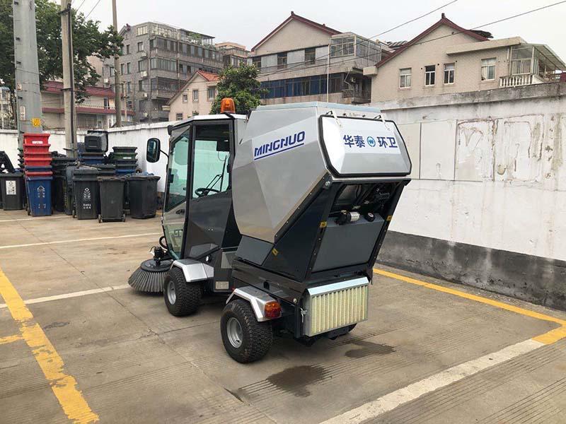 Self Propelled Diesel Operated Road Cleaning Machine