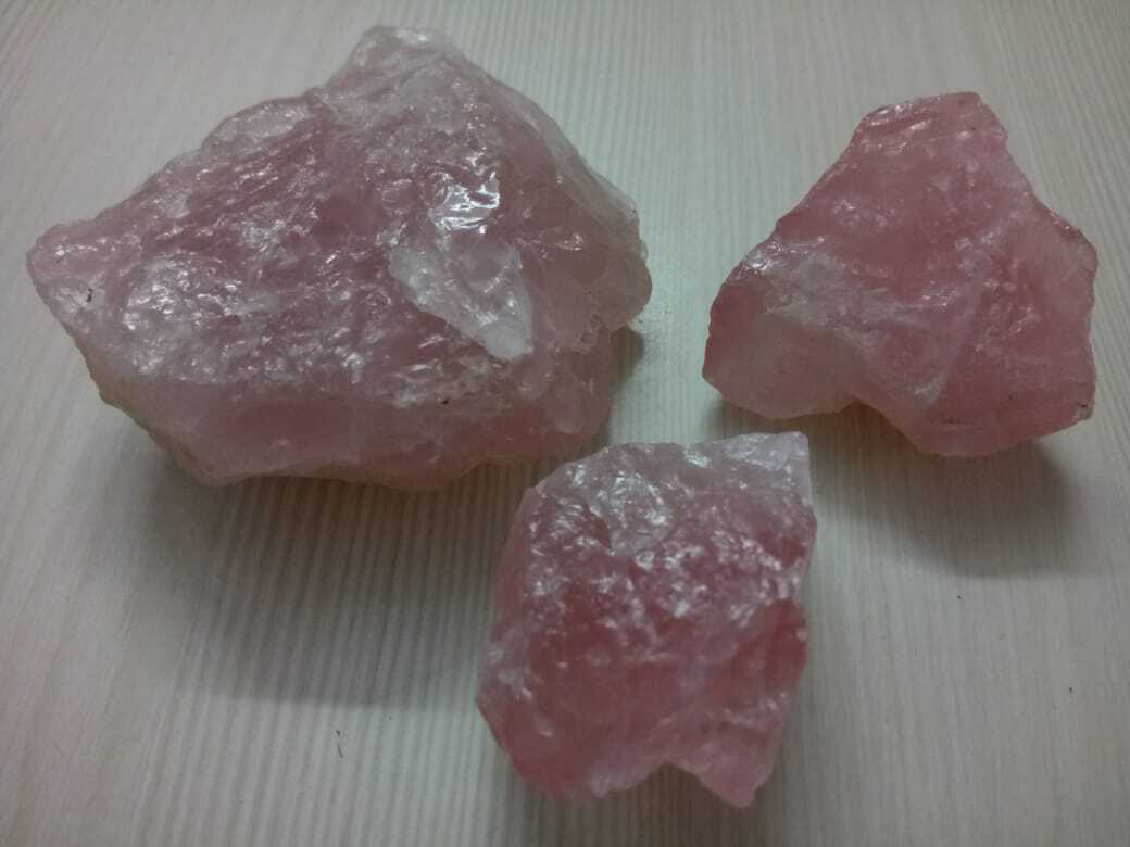 Rose Pink Crushed Quartz Crumb lumps and Chips For terrazzo flooring and jewelry use