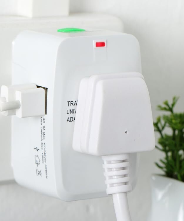 UNIVERSAL TRAVEL USB PLUG ADAPTOR