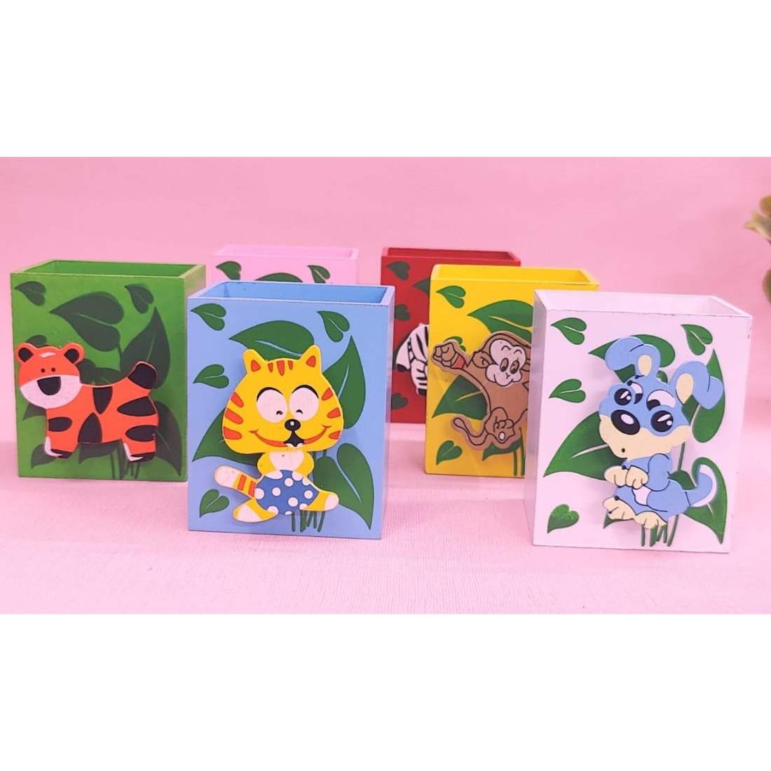 Animal shape pen stand