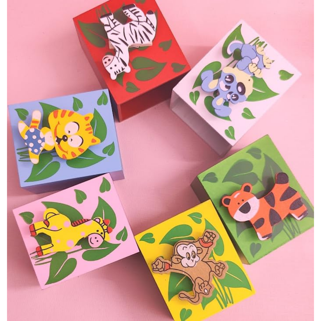 Animal shape pen stand
