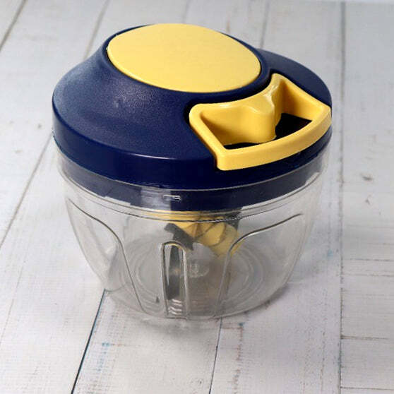 CHOPPER WITH BLADES FOR EFFORTLESSLY CHOPPING