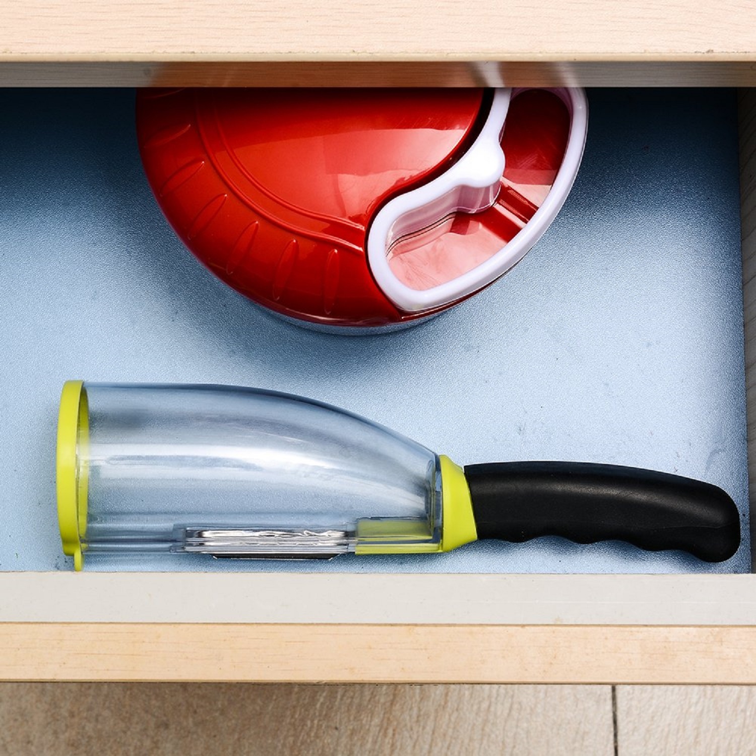 VEGETABLE PEELER WITH CONTAINER