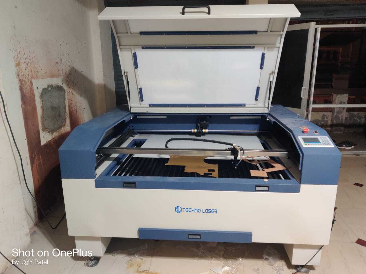 CO2 Laser Cutting Machine