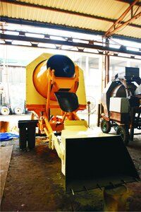 Self Loading Concrete Mixer tractor driven