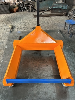 Reel hand pallet truck