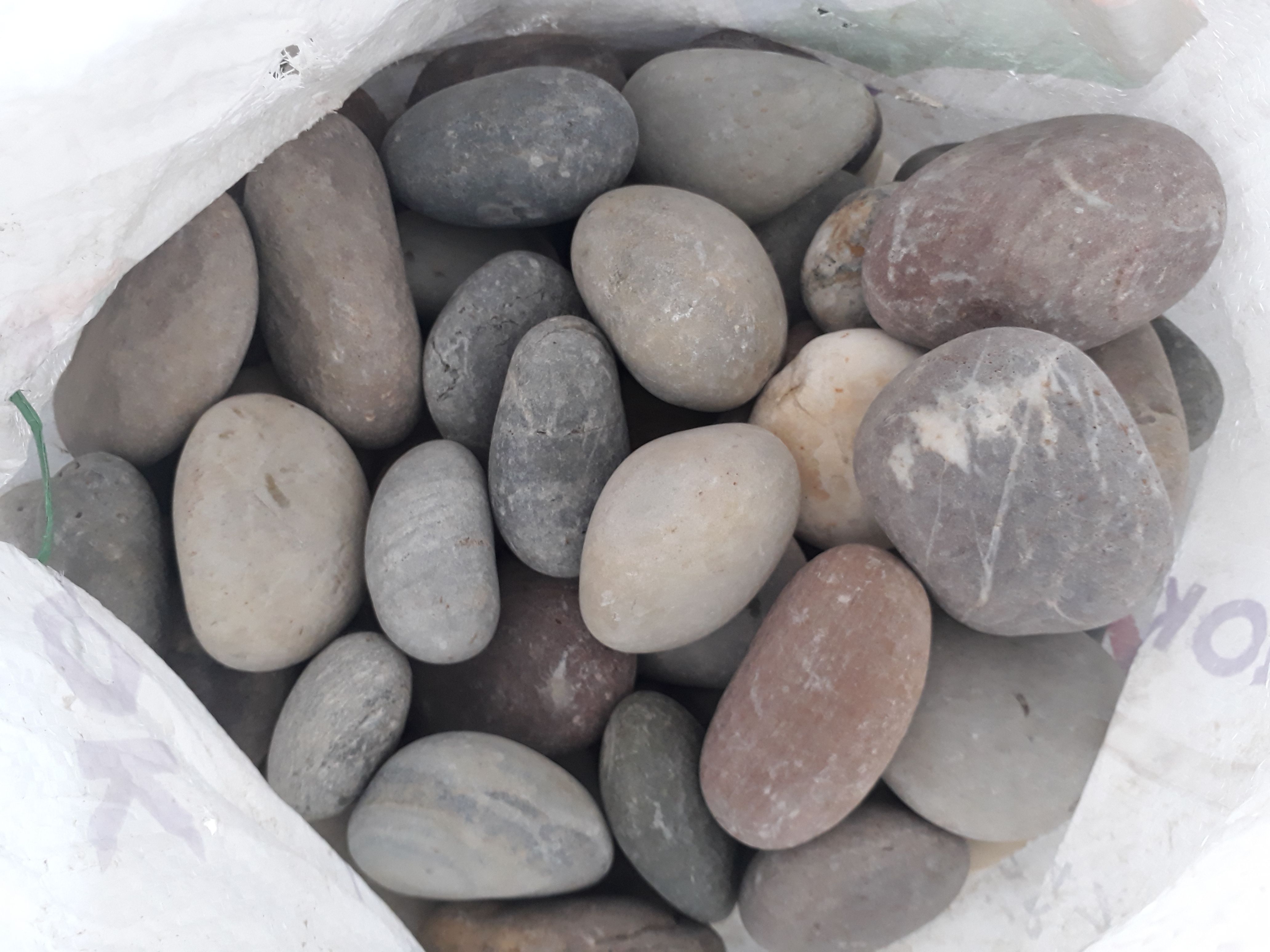 Snow white natural quartz pebble stones for garden decoration and landscaping pathway decoration