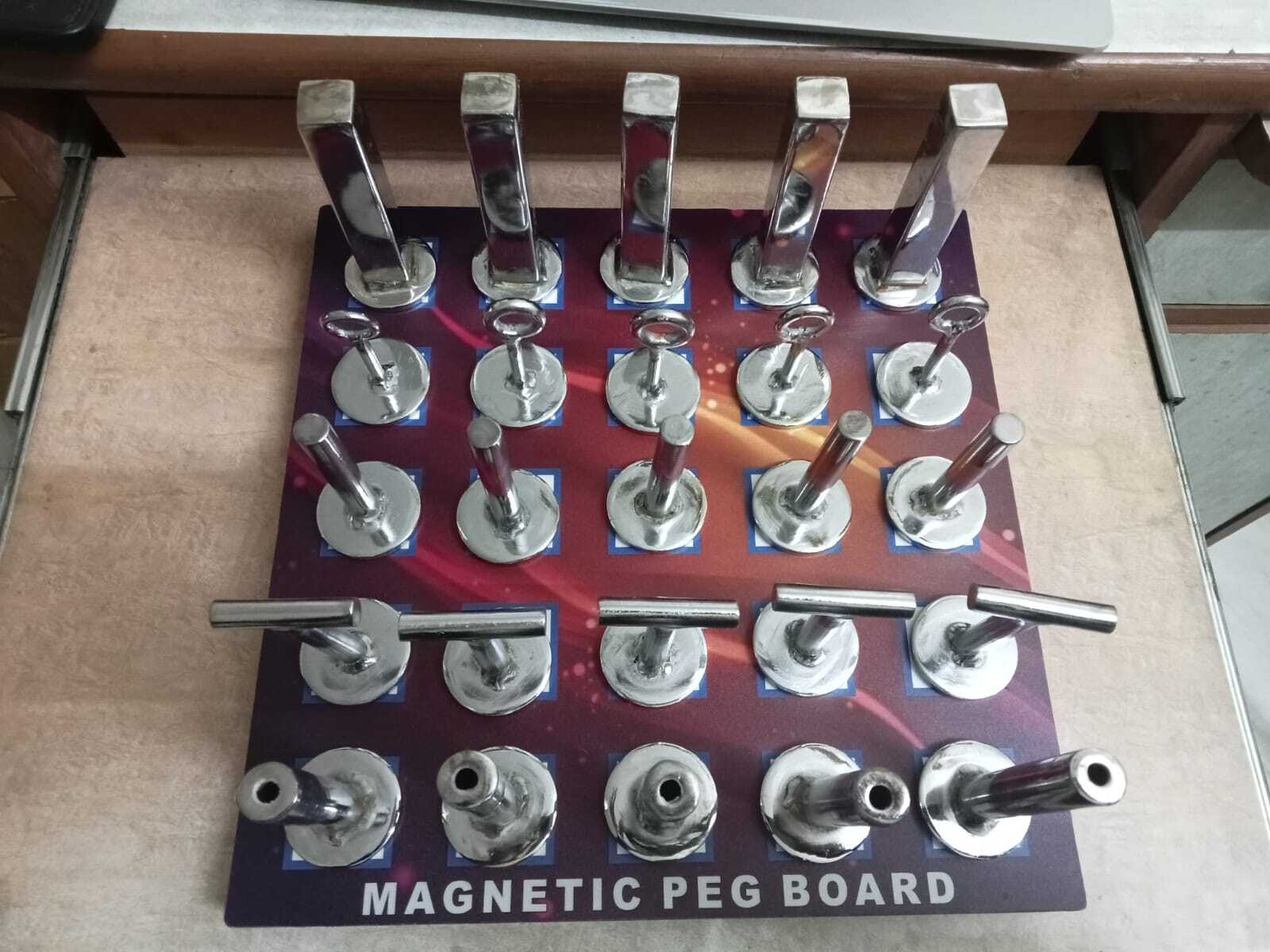 MAGNETIC PEG BOARD (25 METAL PEGS)