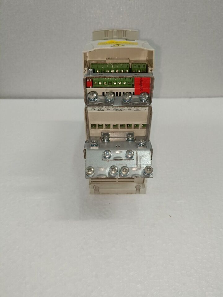 ABB ACS355-03U-02A4-4 3 Phasen 400480 V 2,4 A 0,75 kW 1 PS