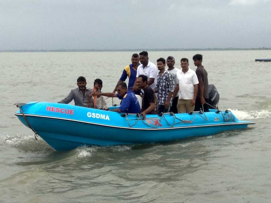 570 Polyethylene/ PE/ HDPE/ Life Boat/ Motor Boat/Rescue Boat / Speed Boat/ 12 to 14 Seater Boat/ GSDRF Specification/12 to 14 person Boat/12 to 14 people Boat/12 to 14 passenger Boat/