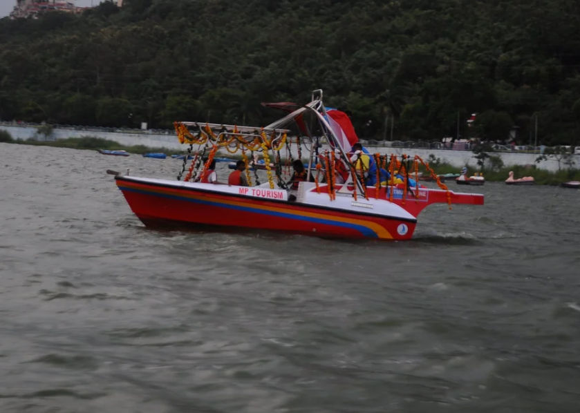 Parasail Boat/ Parasailing boat/ Fun boat/ Fun riding boat