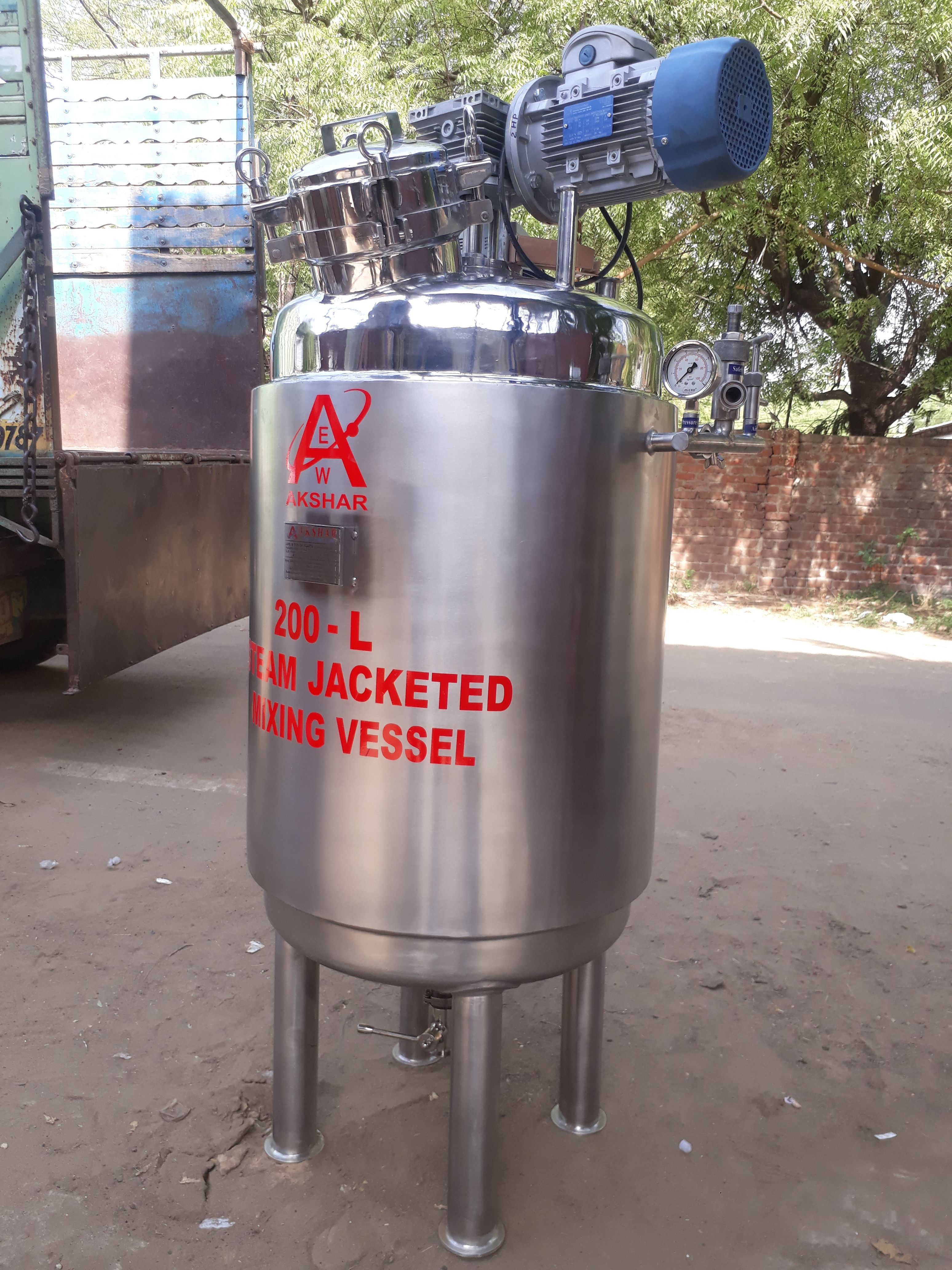 JACKETED MIXING TANK