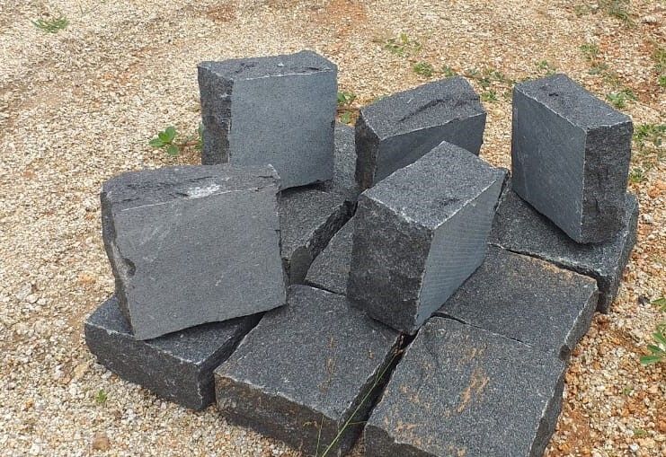 Indian Black Granite Rough Finish hand split Cube stones Cobbles Setts Exterior Paving Driveways Parking Landscaping Pavement