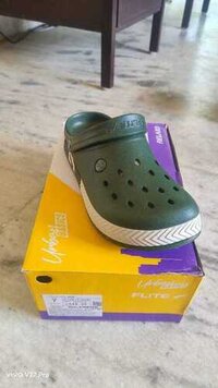 Crocs Shoes - Croslite, Men's 7, Green | Slip-on, Breathable, Comfortable, Durable, Lightweight, Non-marking Sole, Stylish, Versatile