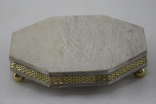 Wooden Riser With Border Chain