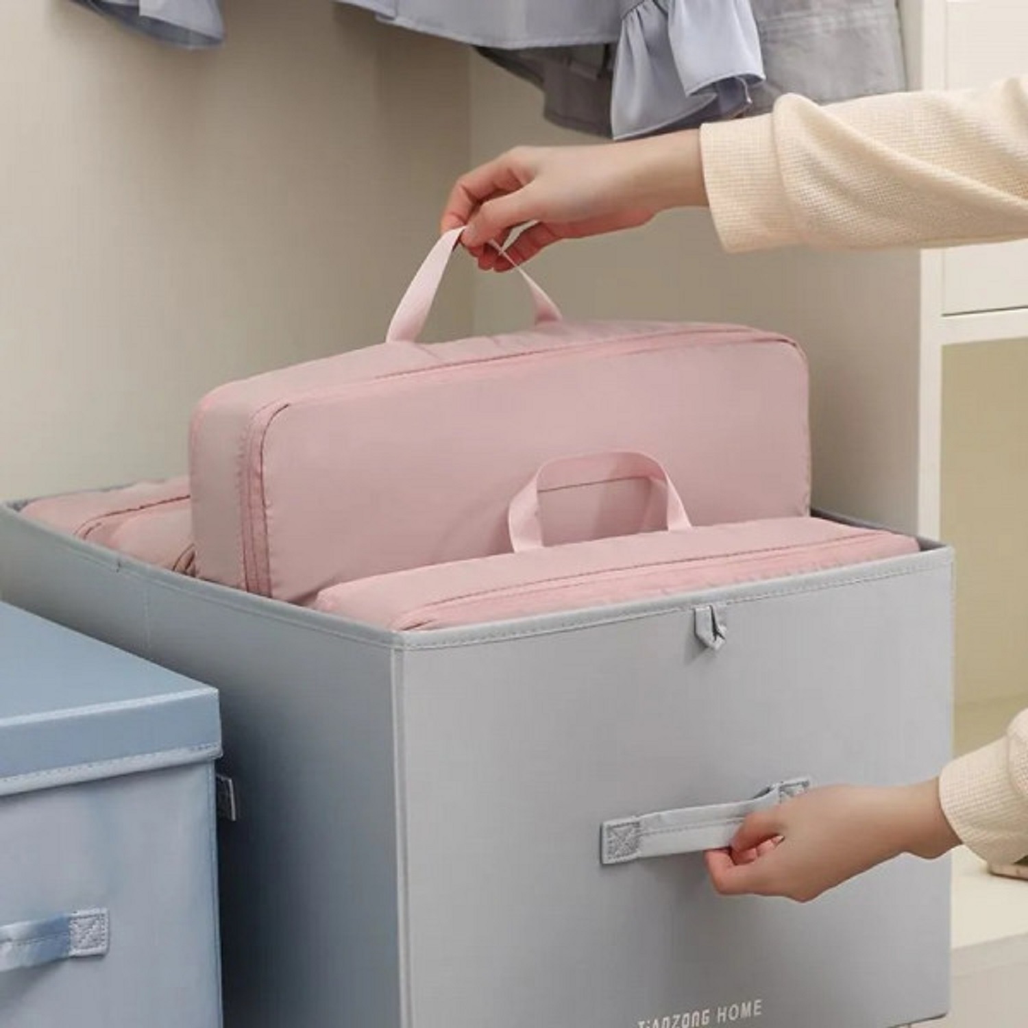 PORTABLE TRAVEL BLANKETS BAG WITH HANDLE