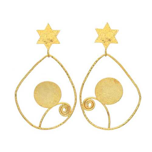 woman golden tear drop and star earring