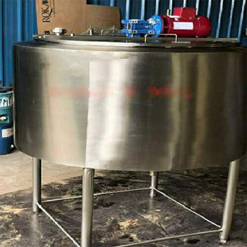 Liquid mixing tank