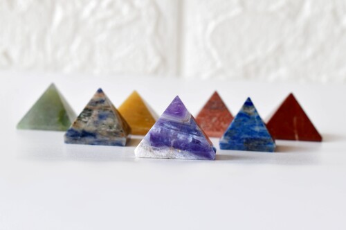 7 Chakra Stones Pyrmids Set, 7 Chakras Crystals Gift Set