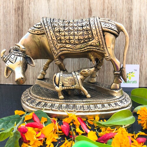 aakrati Brass Cow and Calf Oval Base Statue Decorative Showpiece - 13 cm  (Brass, Yellow)