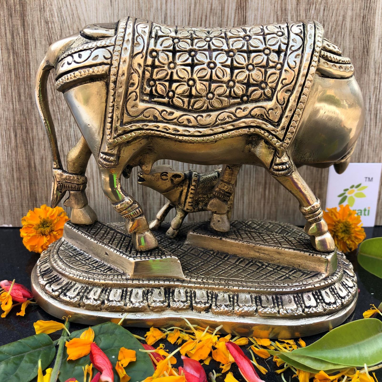 aakrati Brass Cow and Calf Oval Base Statue Decorative Showpiece - 13 cm  (Brass, Yellow)