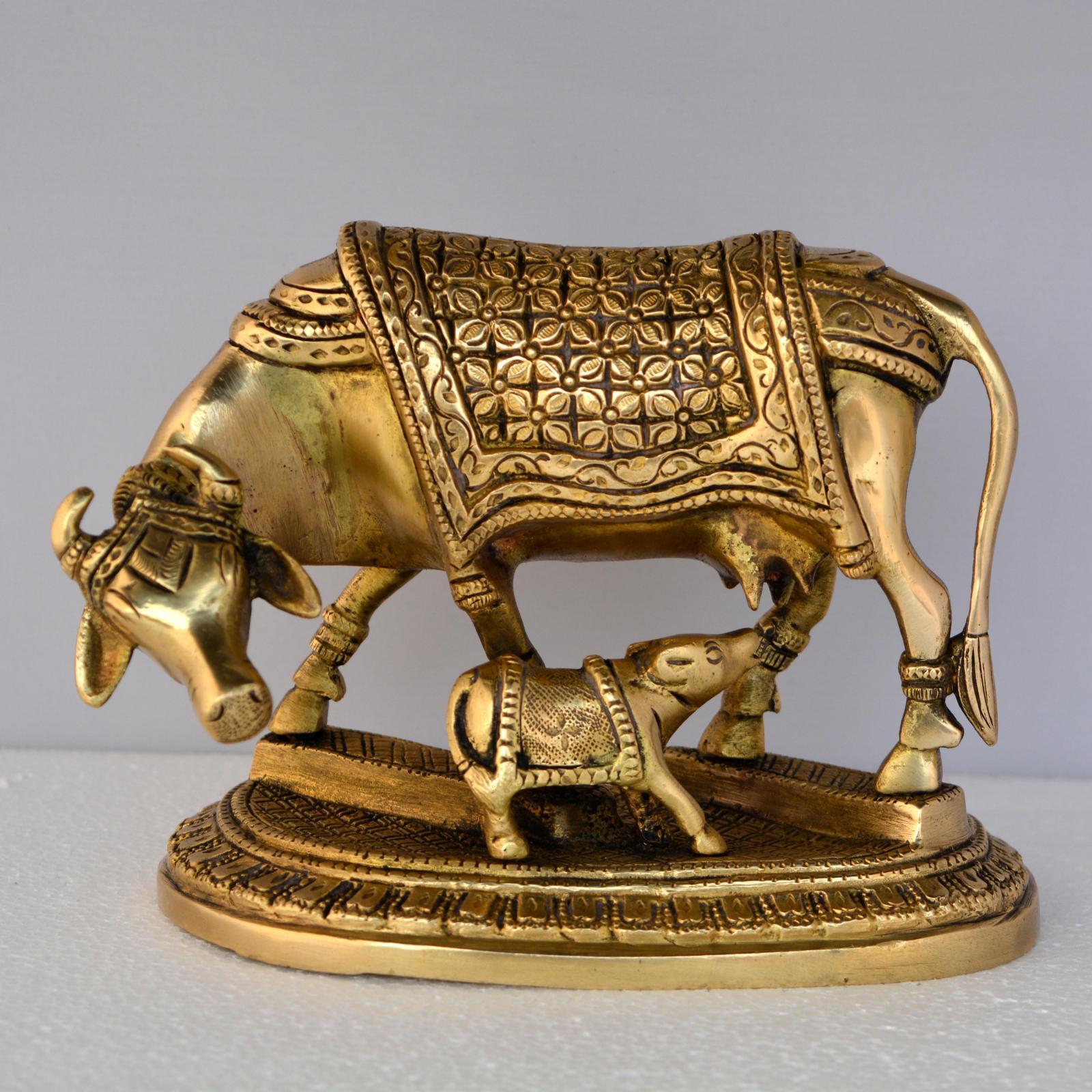 aakrati Brass Cow and Calf Oval Base Statue Decorative Showpiece - 13 cm  (Brass, Yellow)