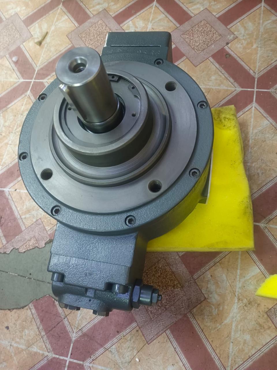 MOOG HYDRAULIC PUMP