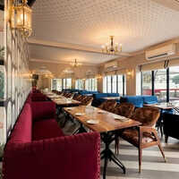 रेस्टोरेंट की लकड़ी का फर्नीचर