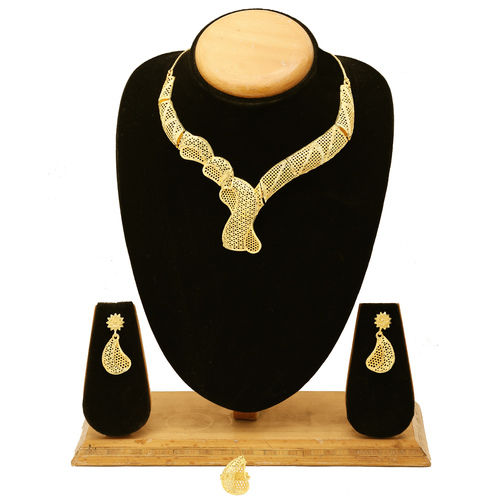 Simplicity Splendor Forming Choker Necklace Set..