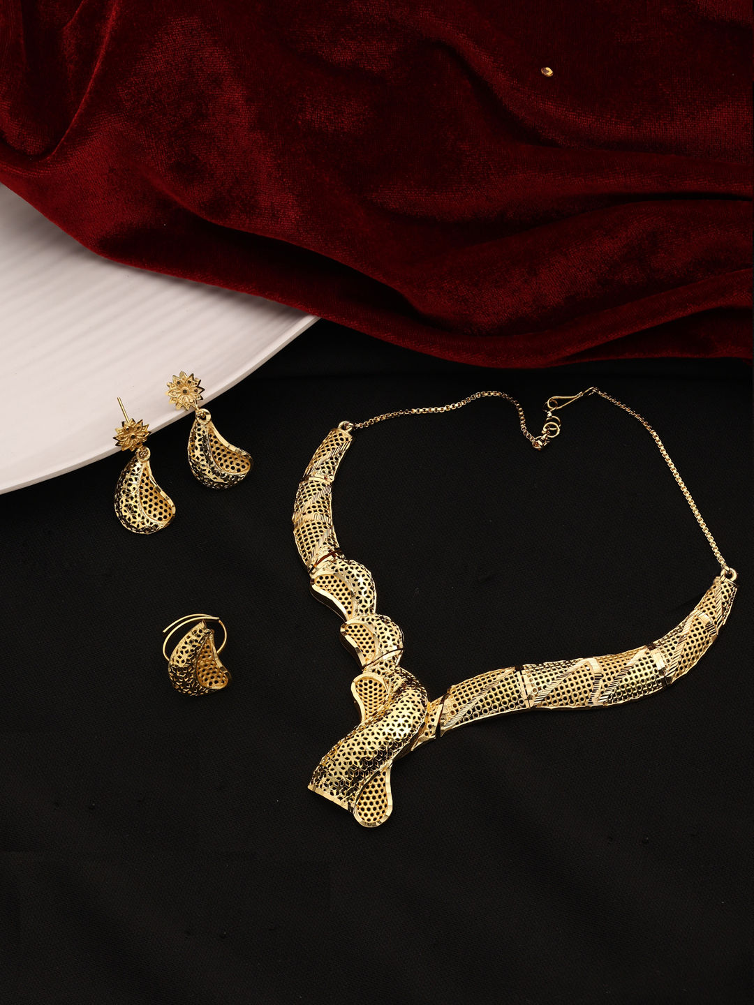 Simplicity Splendor Forming Choker Necklace Set..