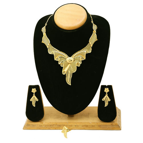 Luxurious Luster Gold-Plated Filigree Choker Set