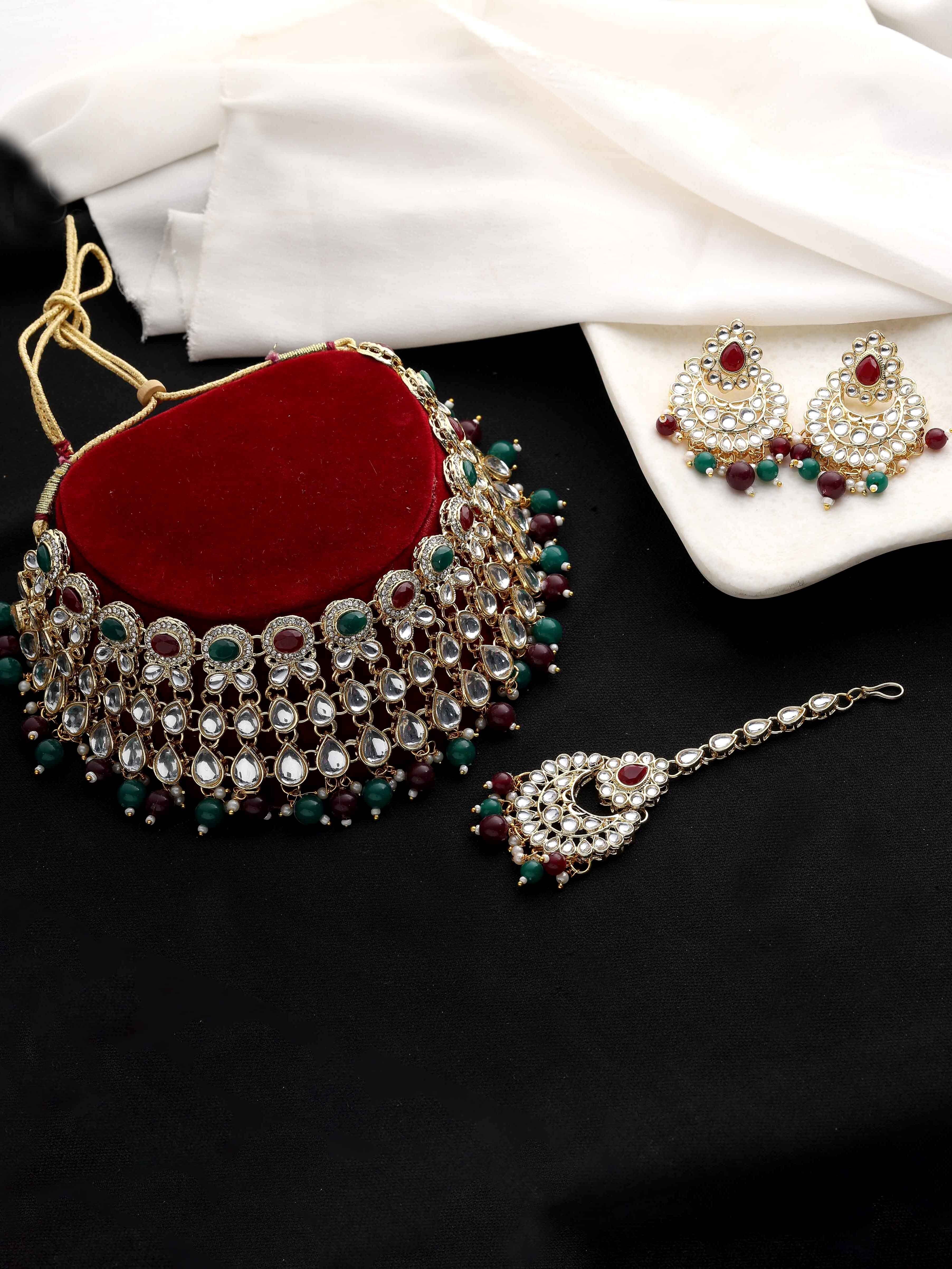 Delicate Round Kundan Choker Necklace Set.