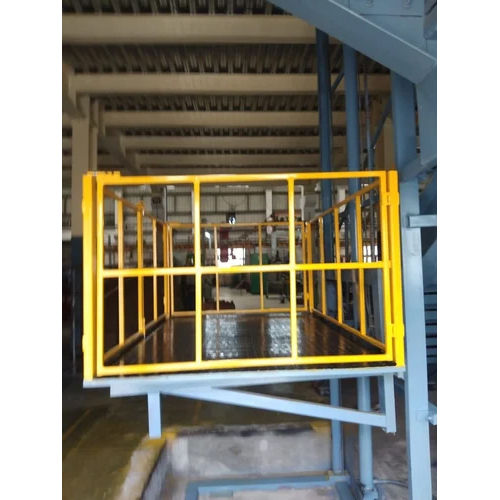 Single Mast Hydraulic Goods Lift - Load Capacity: 1000  Kilograms (Kg)