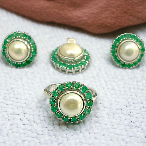 Natural Emarald Pearl Set