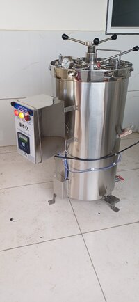 Vertical Double Walled Autoclave Radial Locking